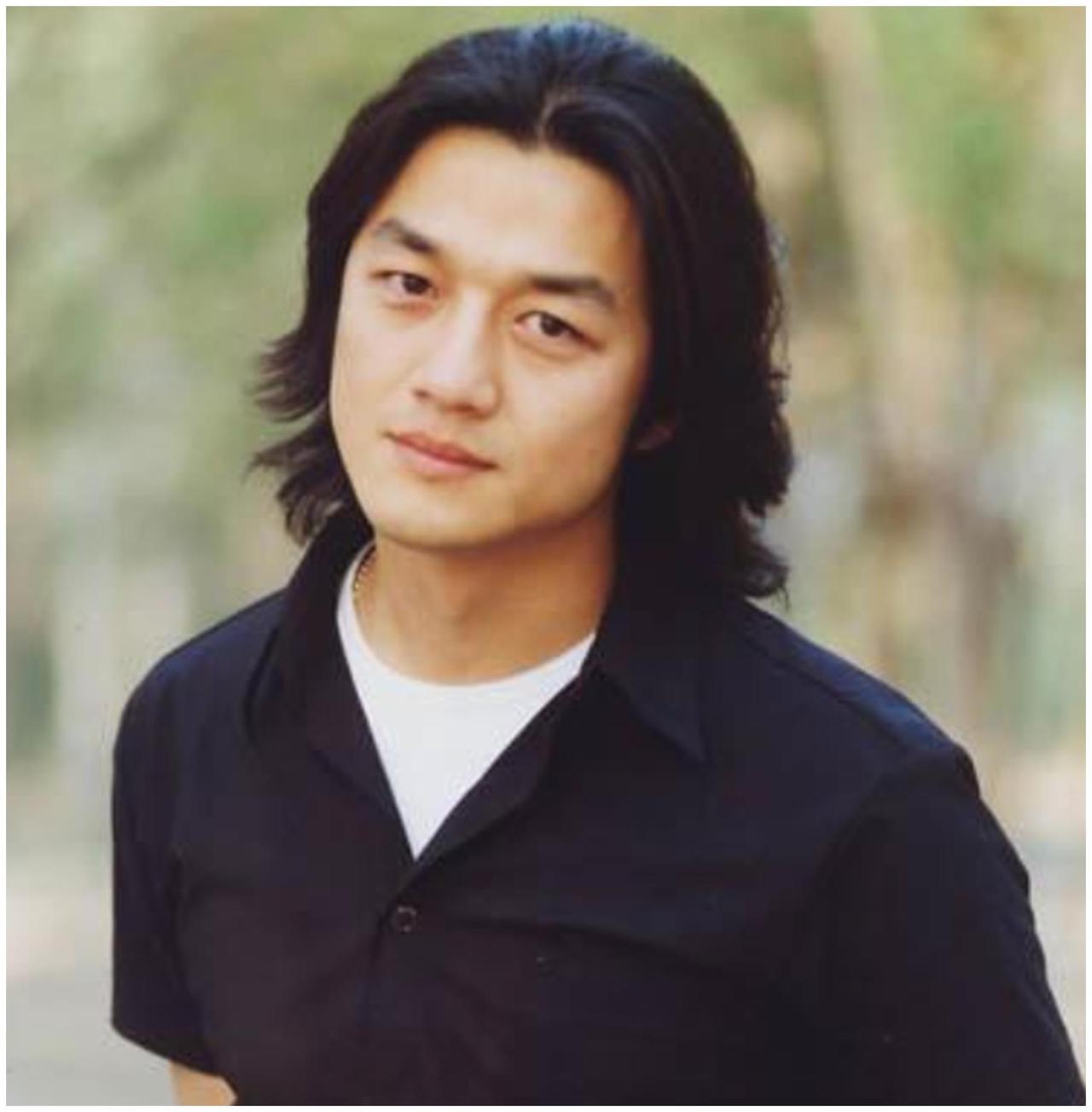 “经商失败”的10位明星
[熊猫]钟镇涛～70岁
借1.5亿投资4间豪宅，结果亏