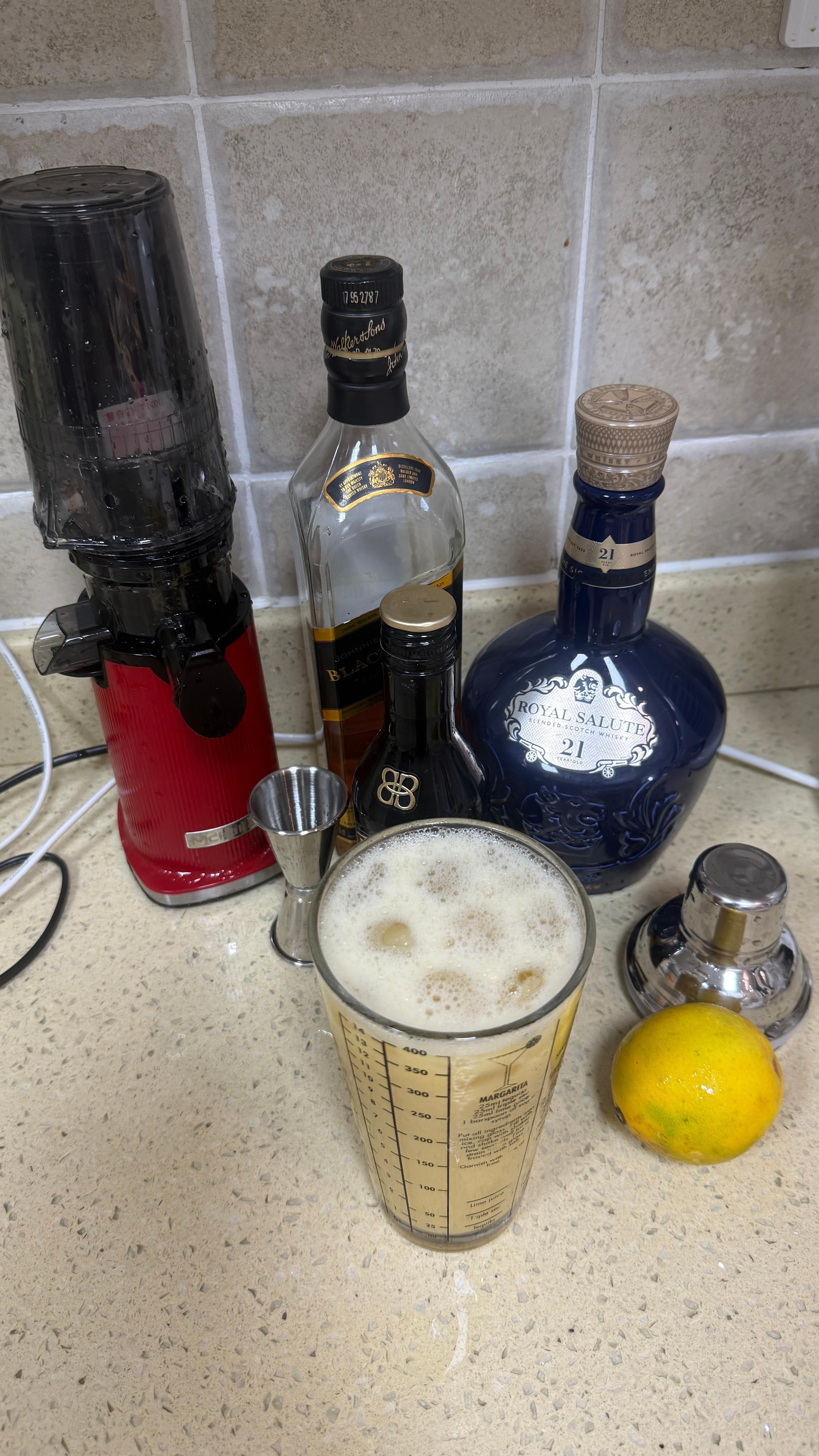 加了一点百利甜酒，调酒和画画差不多，随意发挥 ​​​
