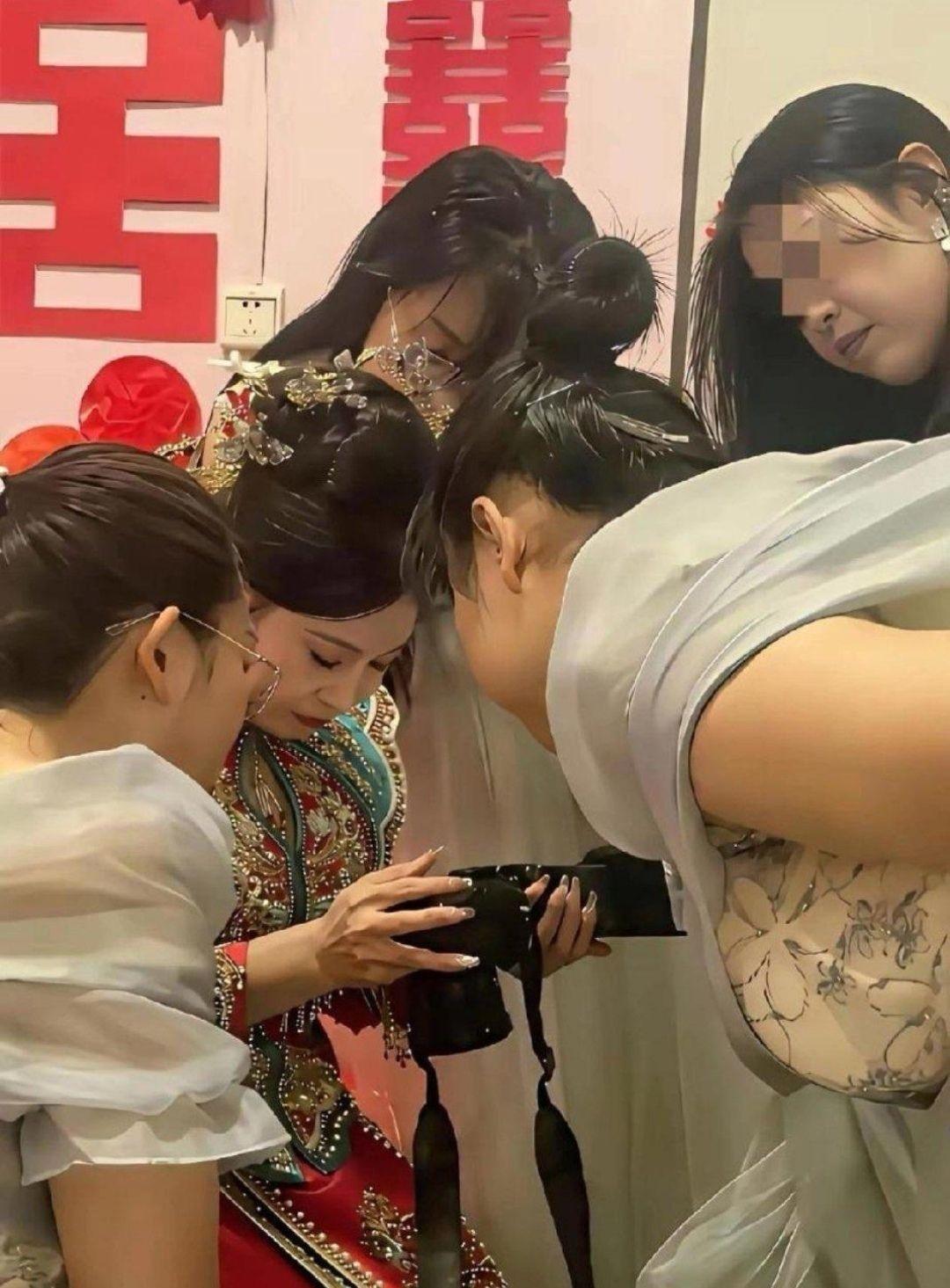 从新娘的表情能看出来，这位摄影师水平不够成熟