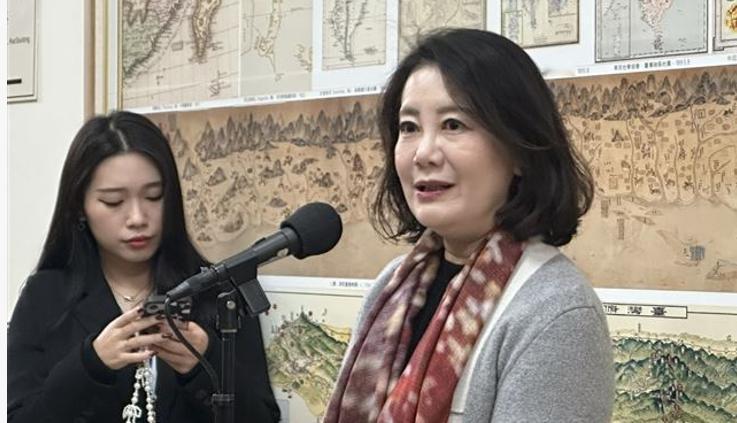 蔡正元和柯文哲秀电子脚镣 吴思瑶批：鼓励犯罪

针对国民党前立委蔡正元和民众党前