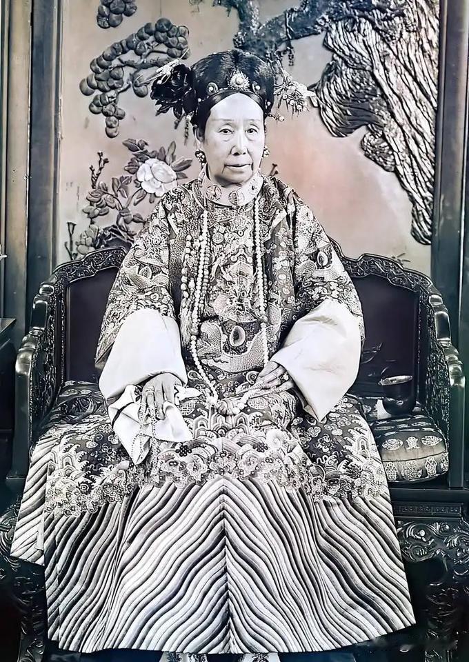 前几天朋友聊天，有人提出了一个看似两难的问题：
假设现在还是慈禧掌握权力的大清王