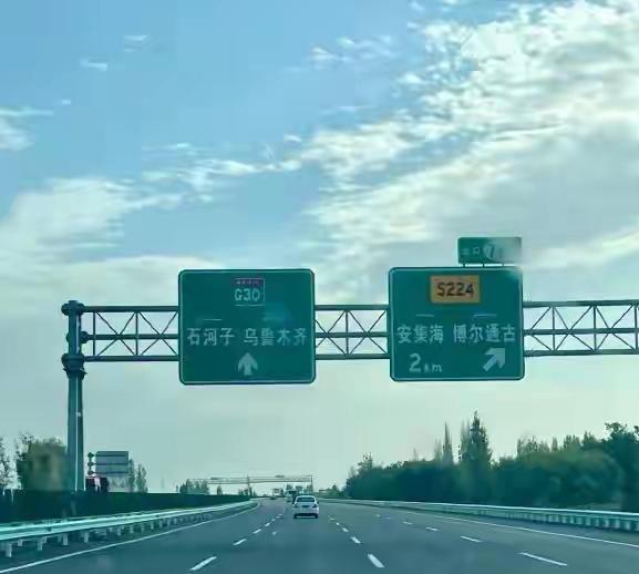 奎屯市与胡杨河市

奎屯市，
原是新疆兵团第七师师部所在地，
兵地情缘深厚。
