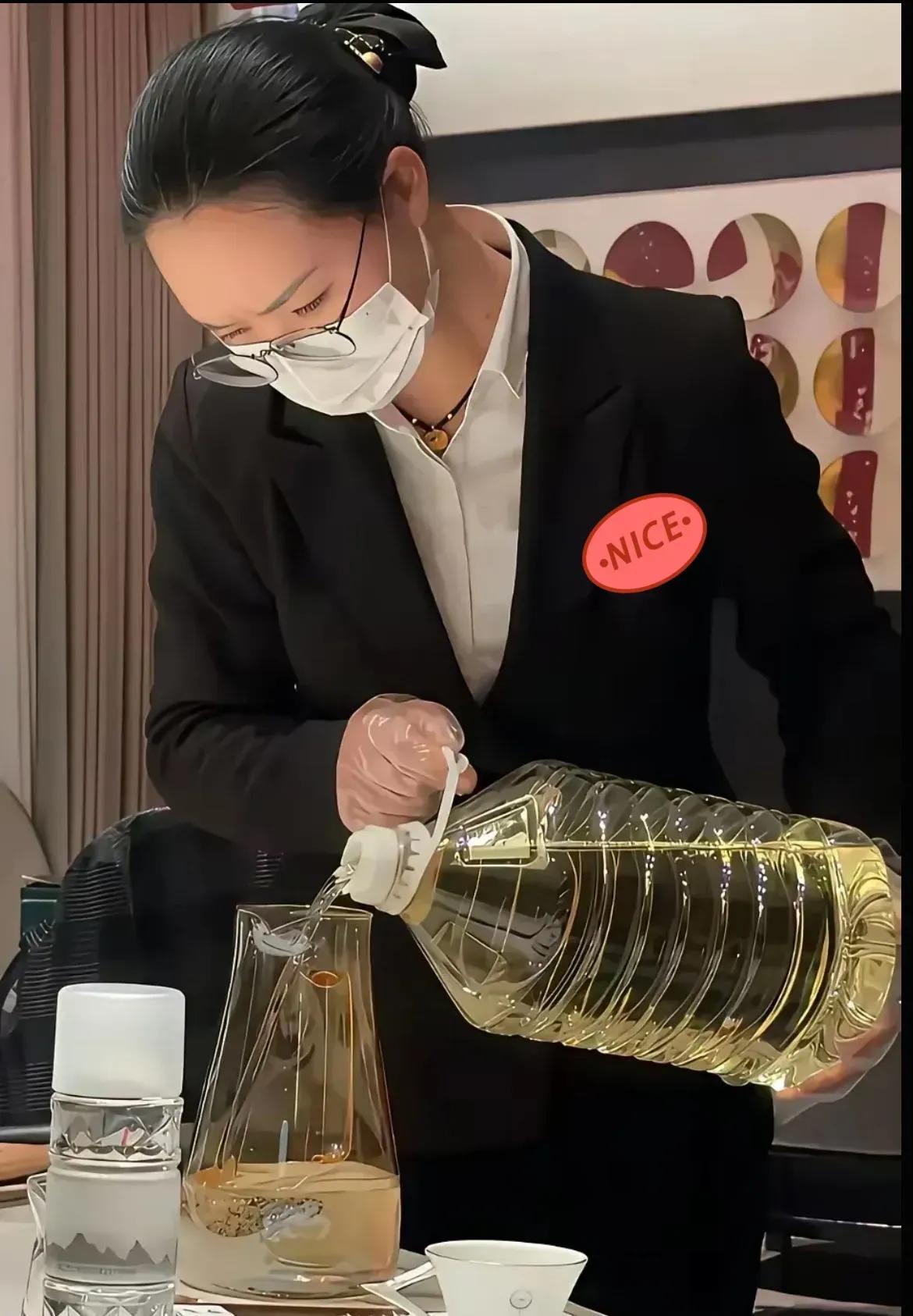 好奇！这么高端的饭局咋就拿大油桶装酒呢？太掉面儿了吧……[what]