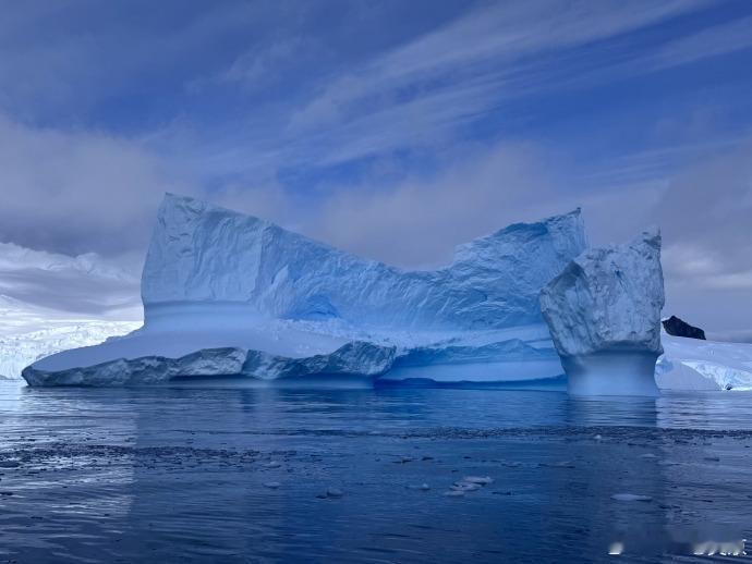 吴京的镜头太会捕捉极致反差感了！一边是蓝白交织的冰川秘境，晶莹剔透宛如异世界，一