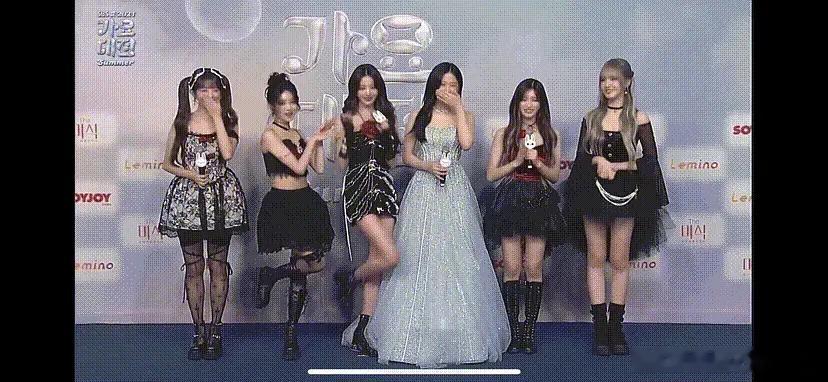偷油婆狂踩队友高定礼服...穿礼服的队友是这场活动的主持。。。 偷油婆在红毯上把