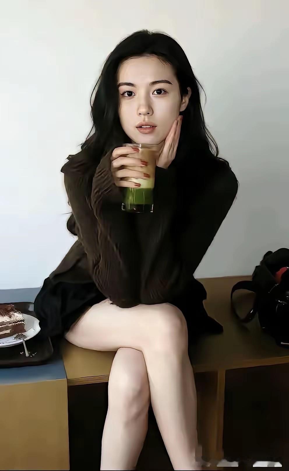 穿搭的高级感，从来都不是堆砌元素，而是找到和自己气质契合的风格。
简单、舒适、自
