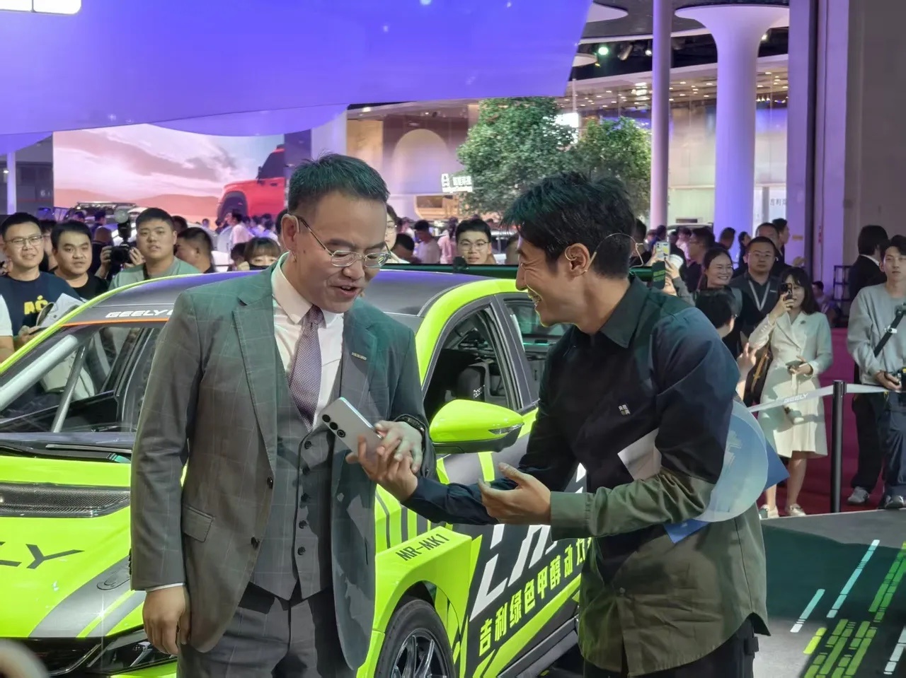 撒贝宁打卡上海车展刚刚刷到撒贝宁在上海车展逛展台的视频，现场人真多啊，大家都被展