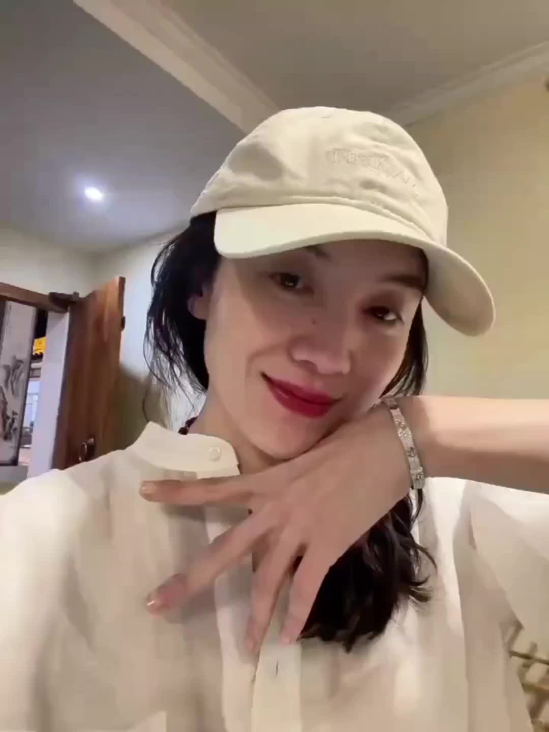 在彼此不见面的日子里，都在好好生活分享生活！好爱宋佳的每一张灵动的图片！