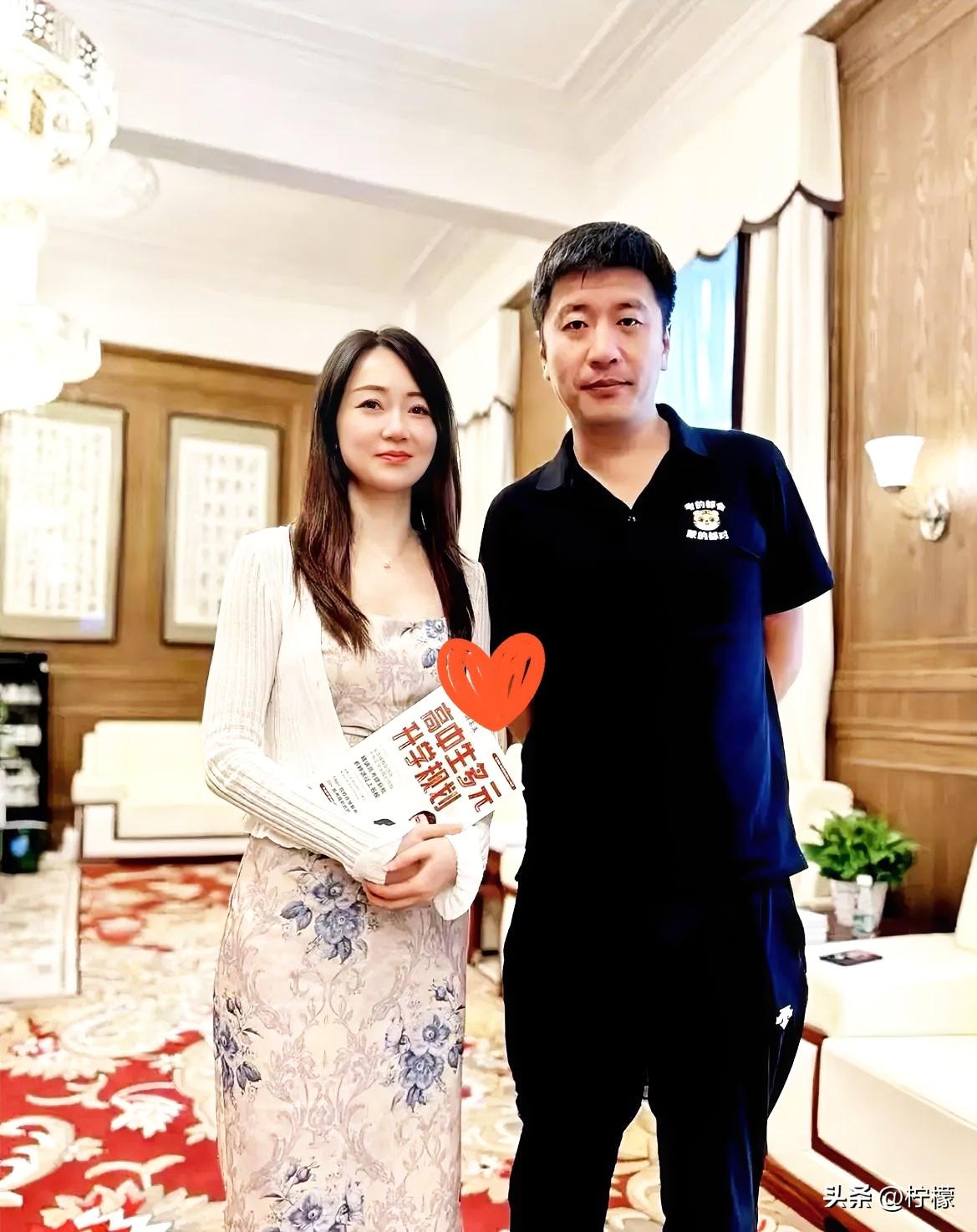 在活动现场看
张雪峰跟女性合影时，
动作一出现就懂了：要么双手交叉护在身前，要么