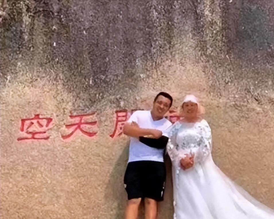 山东一母亲患上阿尔兹海默症，突然说想去大理，儿子以工作太忙拒绝了。某日母亲突然问