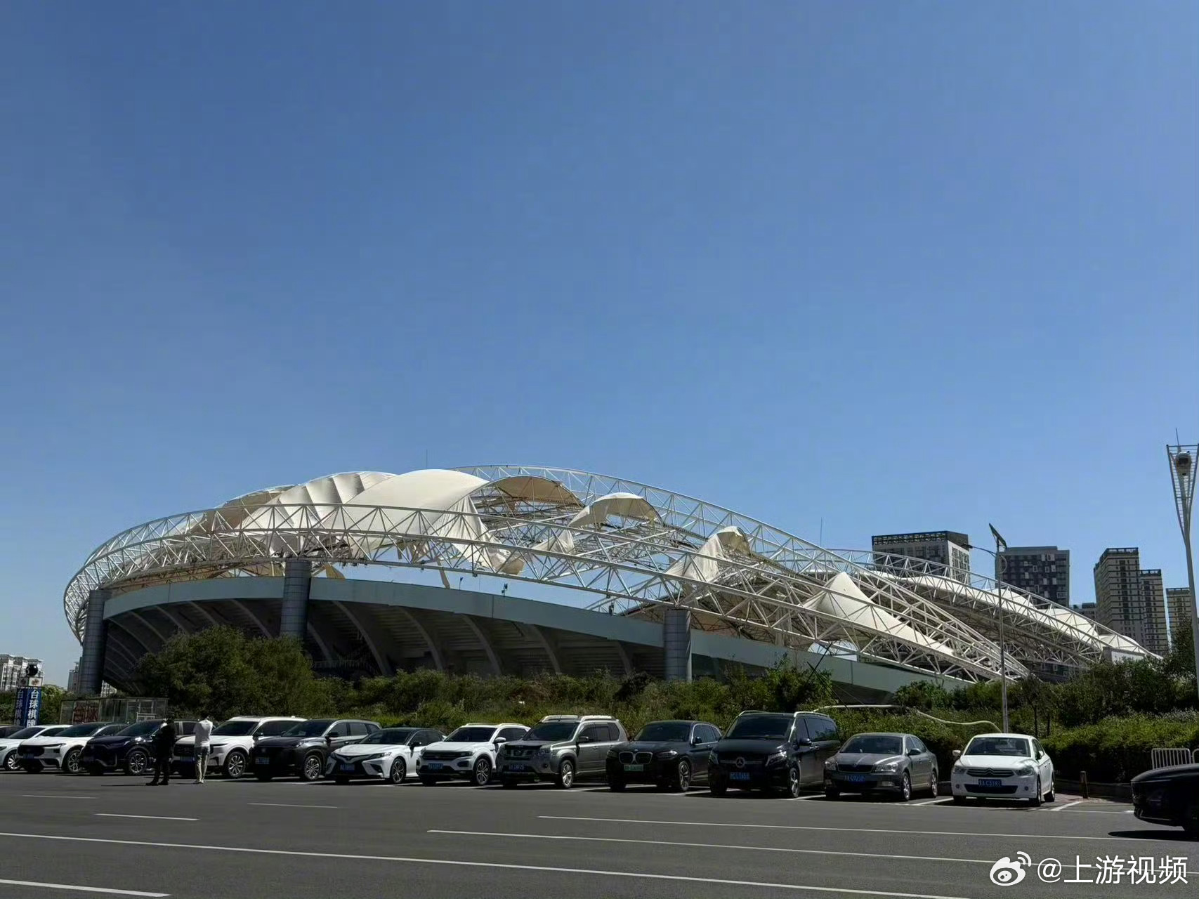#哈尔滨街面体育场散落各种杂物#【哈尔滨突遭极端强对流天气，演唱会取消主办方承诺