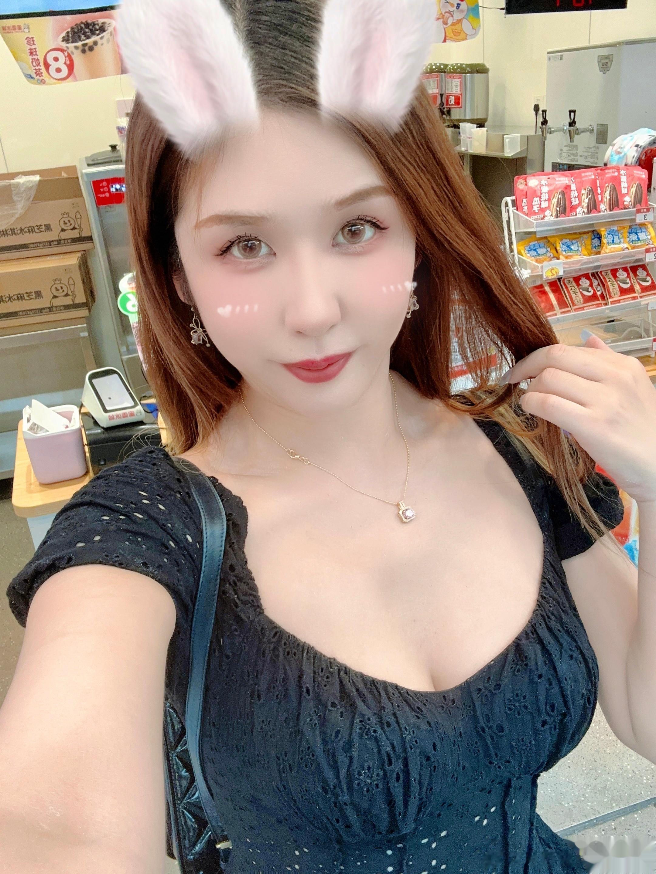 我是一只小白兔 等待一只大灰狼把我吃掉 嗷~#热门美女##随手拍##日常碎片pl