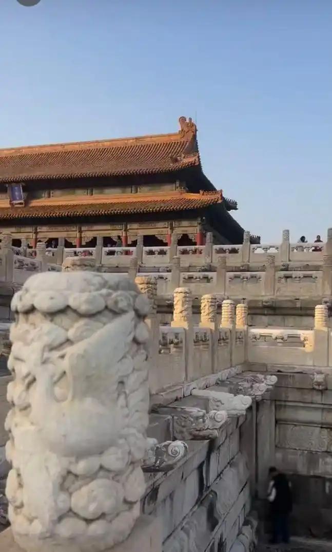 故宫作为世界文化遗产，近日却发生一起游客随地小便事件，引发广泛关注和争议。
近日