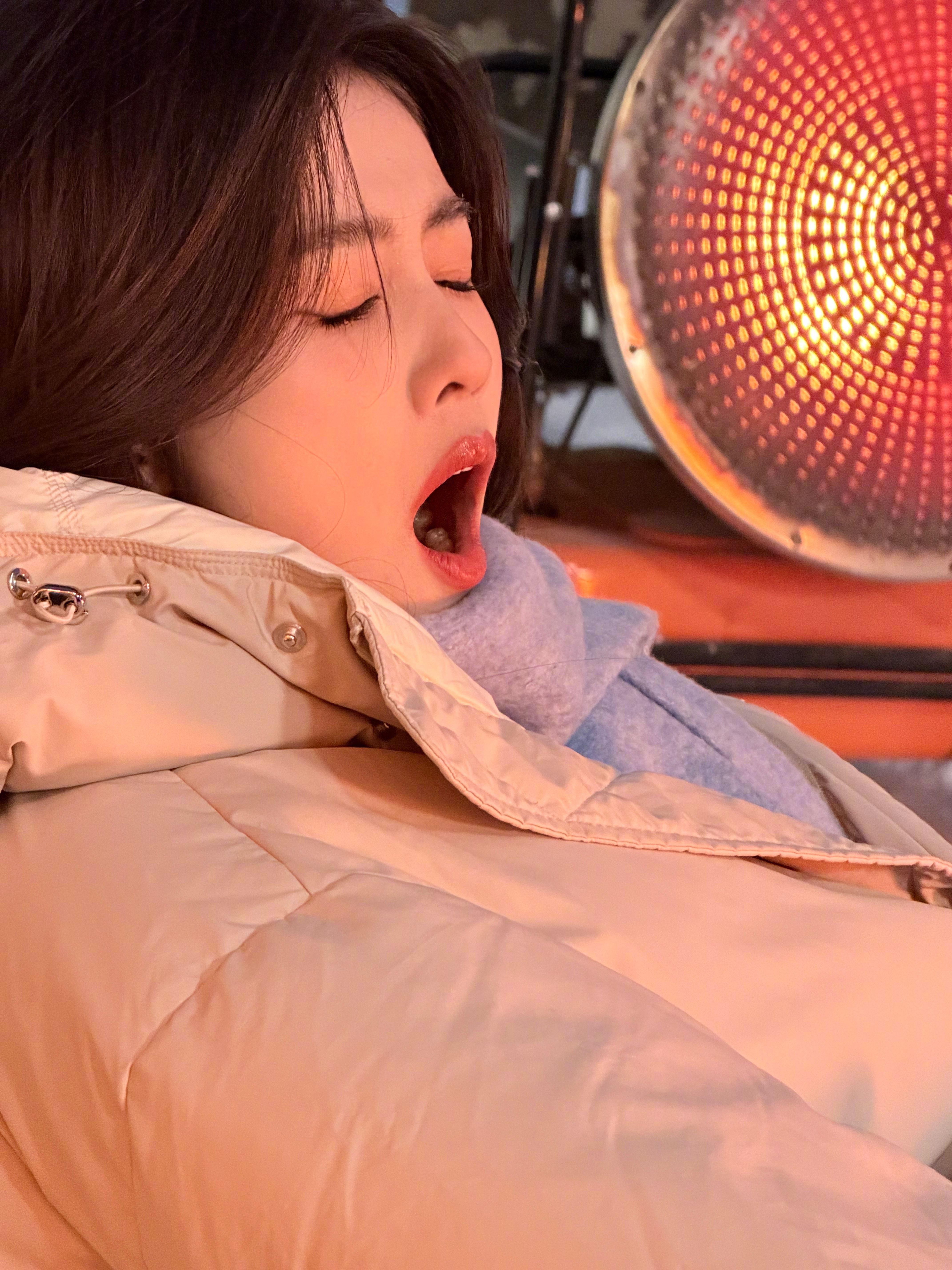 凌晨听完了所有ost，还特意去杀青微博评论了评论了：“佩仪妈妈爱你爱你”，没有人