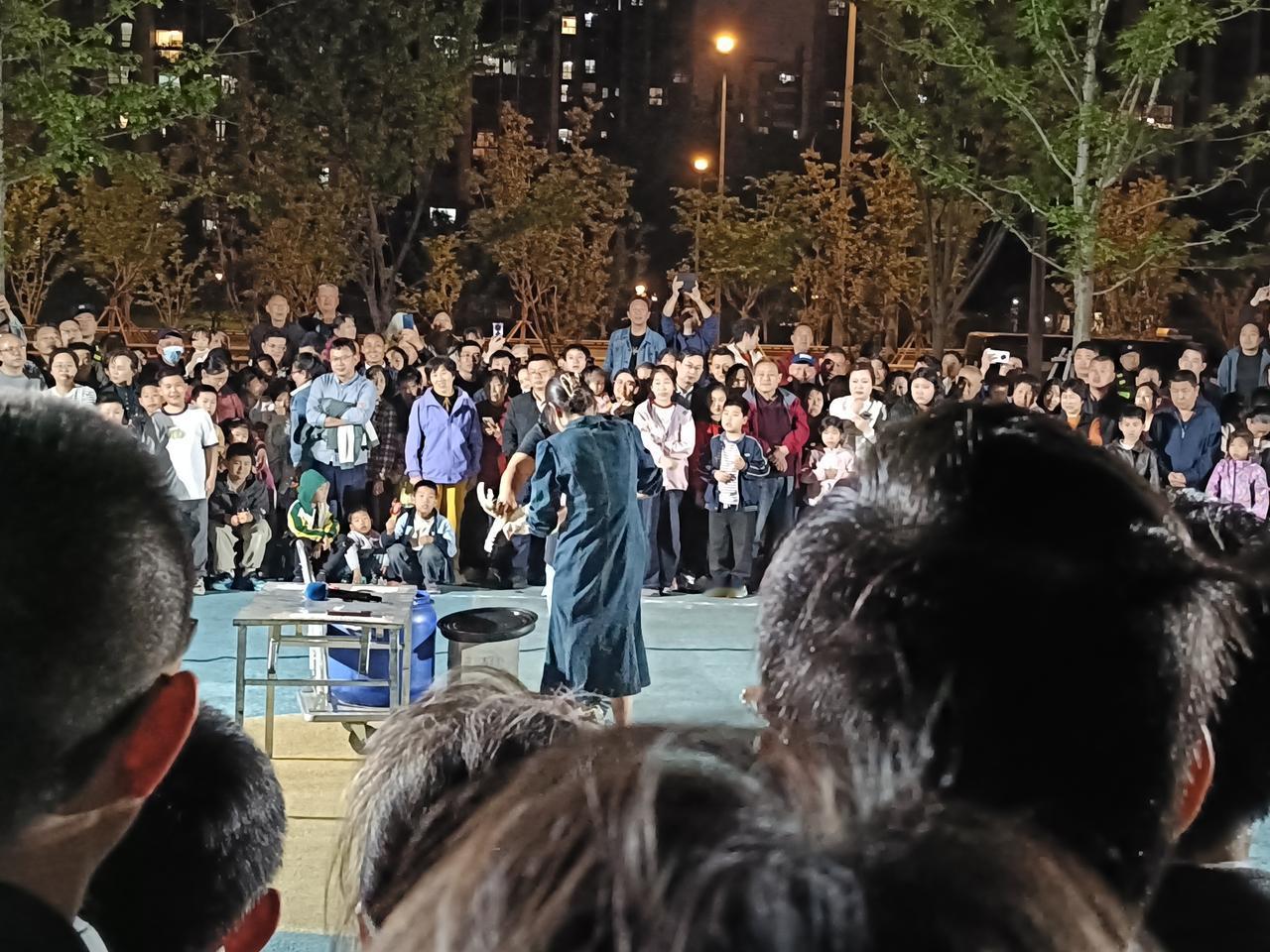 几天前楼下的一场免费表演，目测坑了百余人，包括身穿制服的5个城管领导。
刚下班，