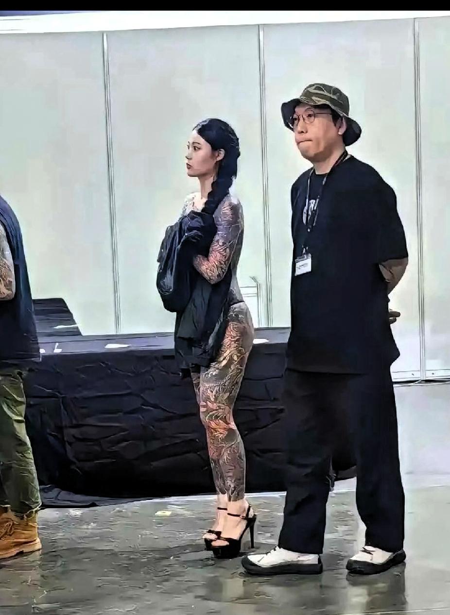 是为了回头率超高了，纹身不穿裤子吗？不觉得膈应吗？
在一些场合可能违反规定，面临