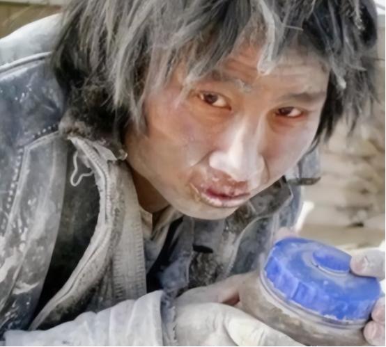 2007年，大学生崔松旺伪装成流浪汉，浑身散发恶臭，牙齿布满污垢，每天在垃圾桶旁