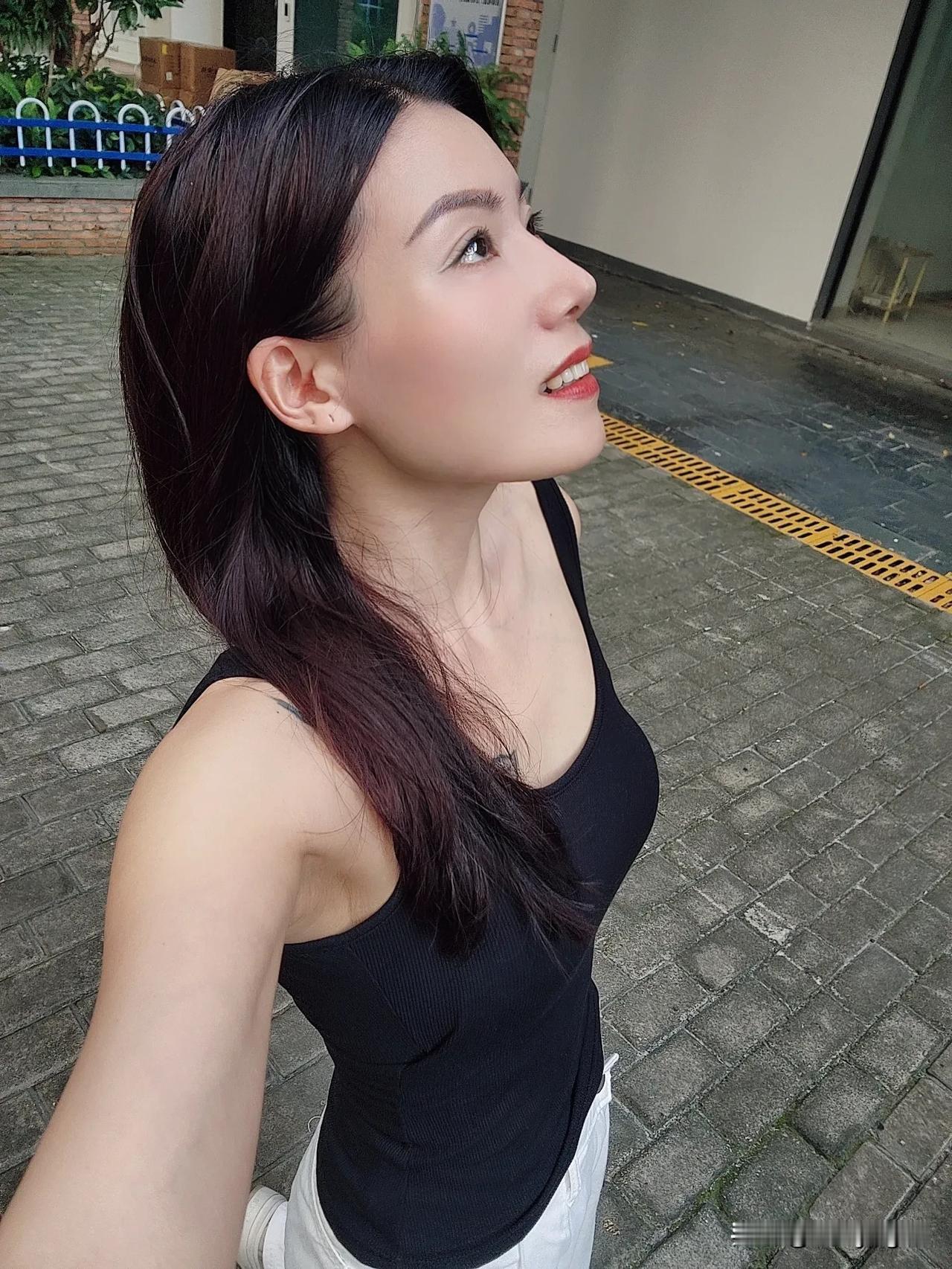 新的一天新的开始，早安吖🌞简单穿搭穿出自信穿出美丽 风格由心舒适由你 一起野个