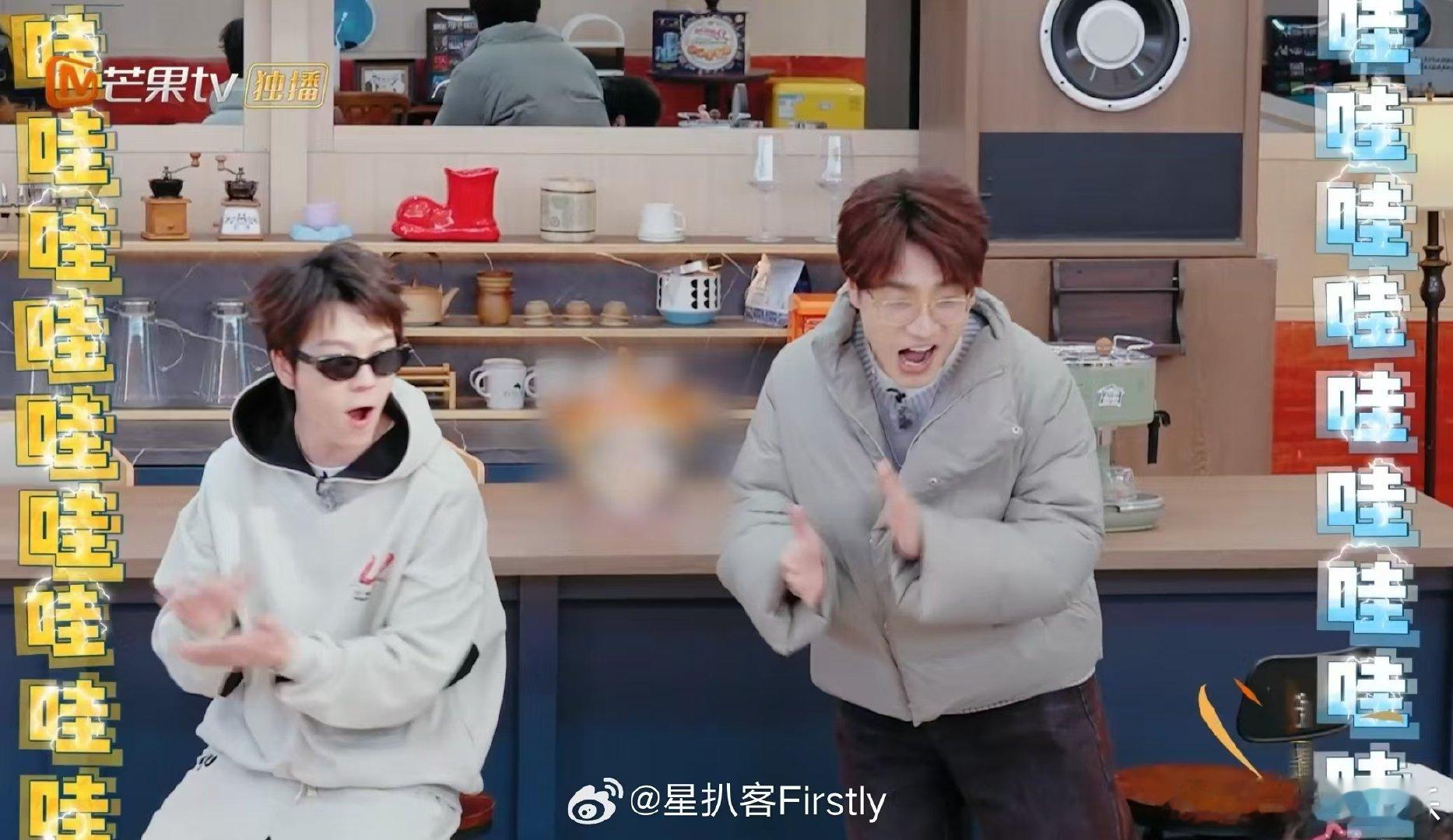 该配合苏醒演出的哥哥尽力在表演快乐老友记  苏醒变魔术大型“欺骗”现场！哥哥们集