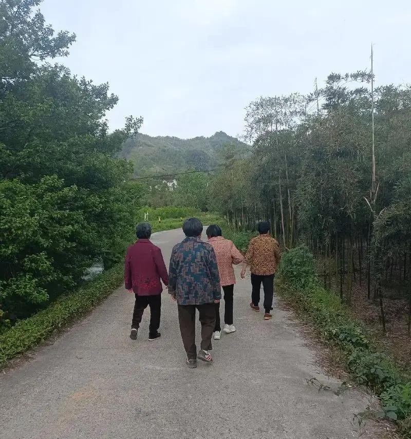 仔细观察就会发现，

这女人只要到了六七十岁，城里和农村一站出来，味道就不太一样