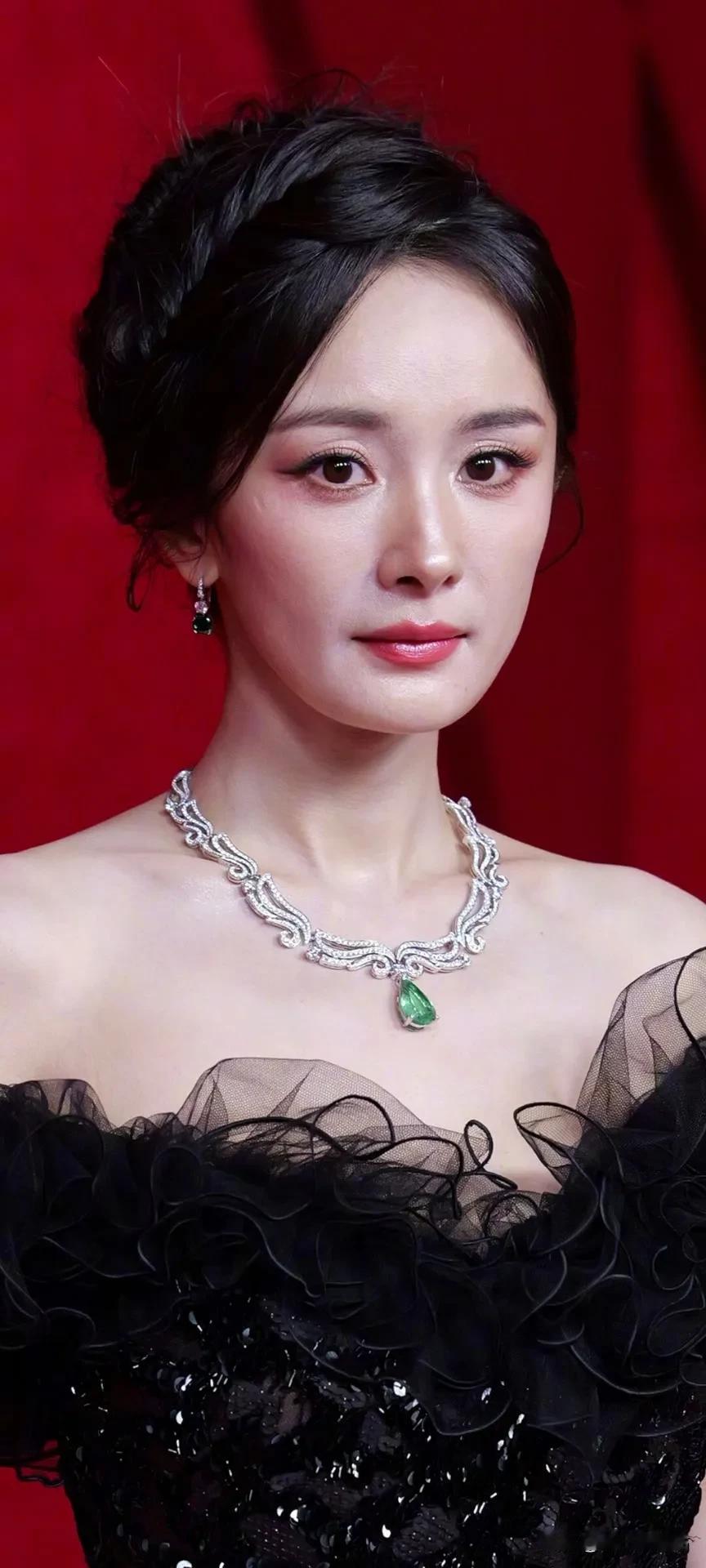 杨幂高清脸图，黑丝绒礼服+华丽项链，红毯上的优雅女神！
