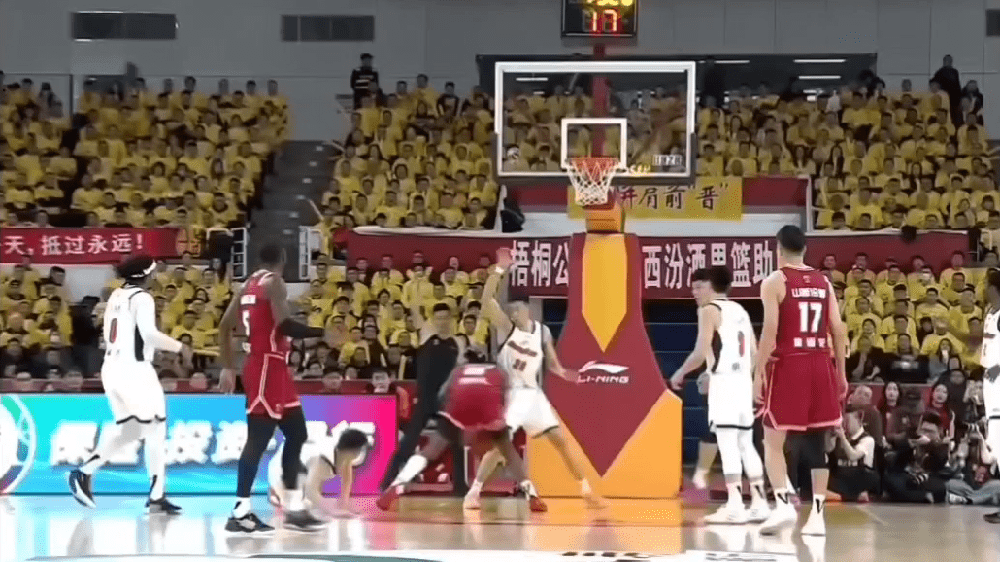 恶意犯规的王少杰被捧成了英雄，这就是中国篮球！