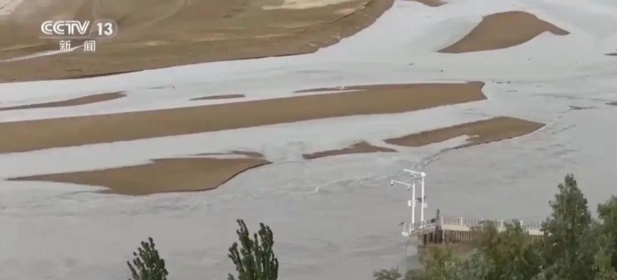 “我看过沙漠下暴雨”——民谣里的奇幻歌词，最近在新疆塔克拉玛干沙漠成了真。

6