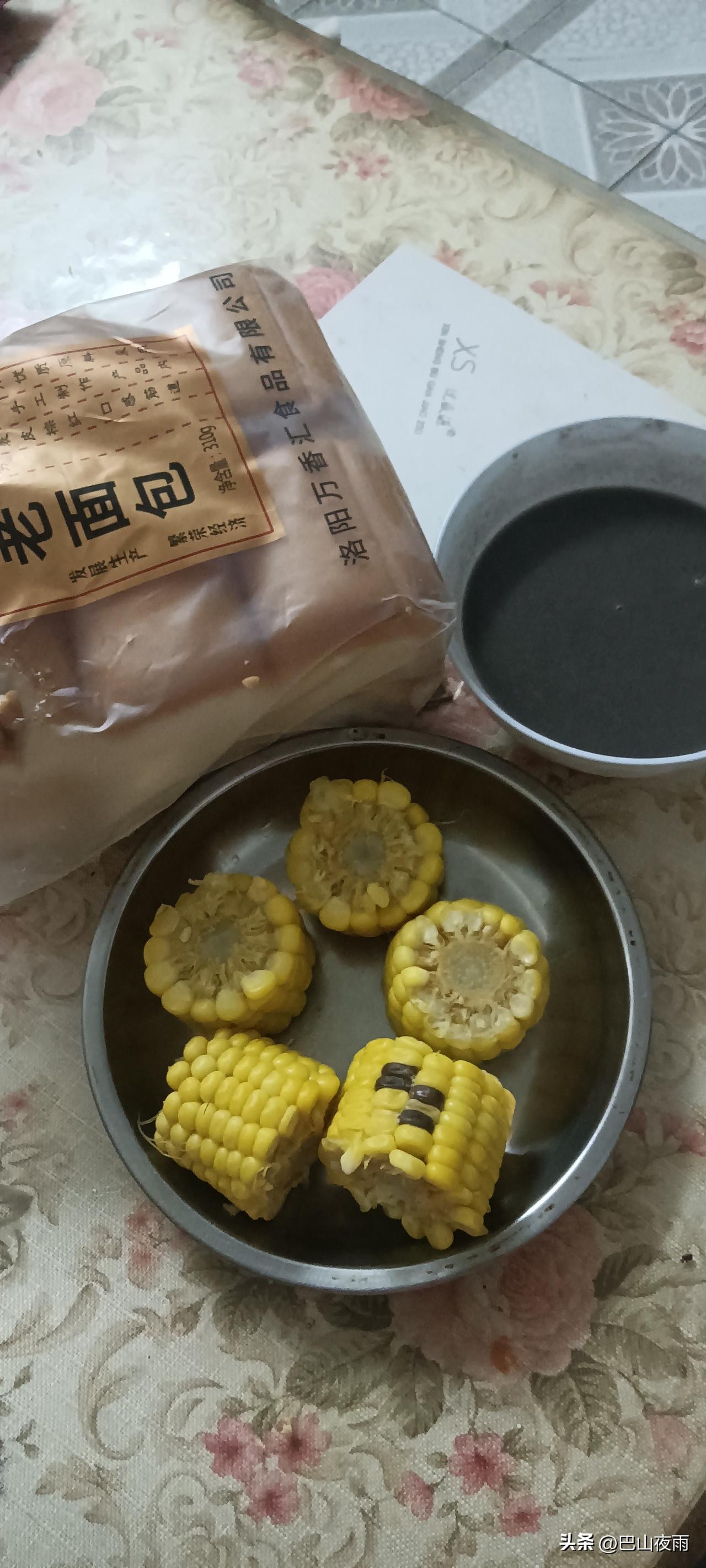 这顿早餐，简单又踏实✨
 
早上就爱这口家常味儿：蒸得糯叽叽的甜玉米，配一袋老面