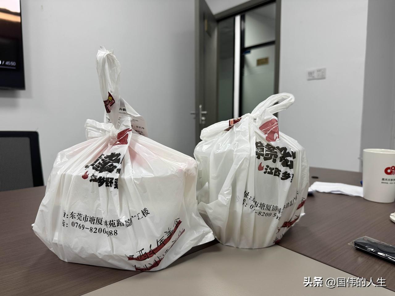 晚饭叫了外卖。
我现在基本上不愿意去吃公司所在园区的食堂。食堂菜的种类倒是很丰富