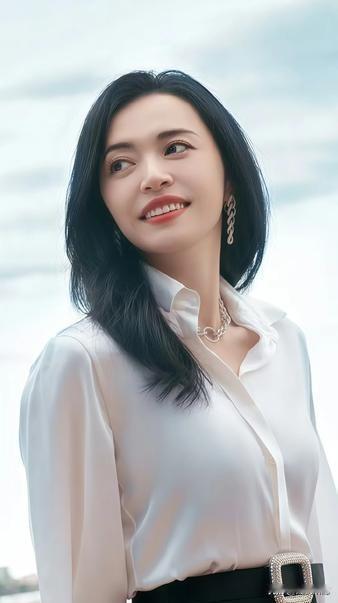 我跟老妈聊八卦，
说姚晨有钱有娃还离婚，
太冲动了。我妈当场白眼翻得飞起：

“