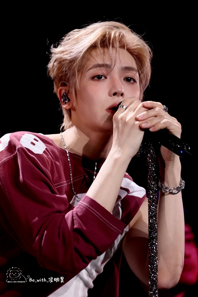 侯明昊单曲怎么能 “怎么能接受两人兜兜转转变陌生”，一句歌词戳中无数人的心事，侯