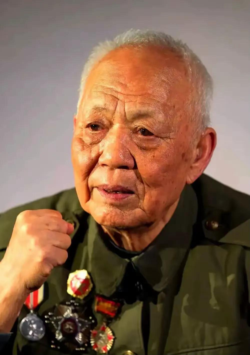 上甘岭，180多个美国大兵发起冲锋，可守阵地的只剩下一个新兵蛋子，惊慌失措后，新