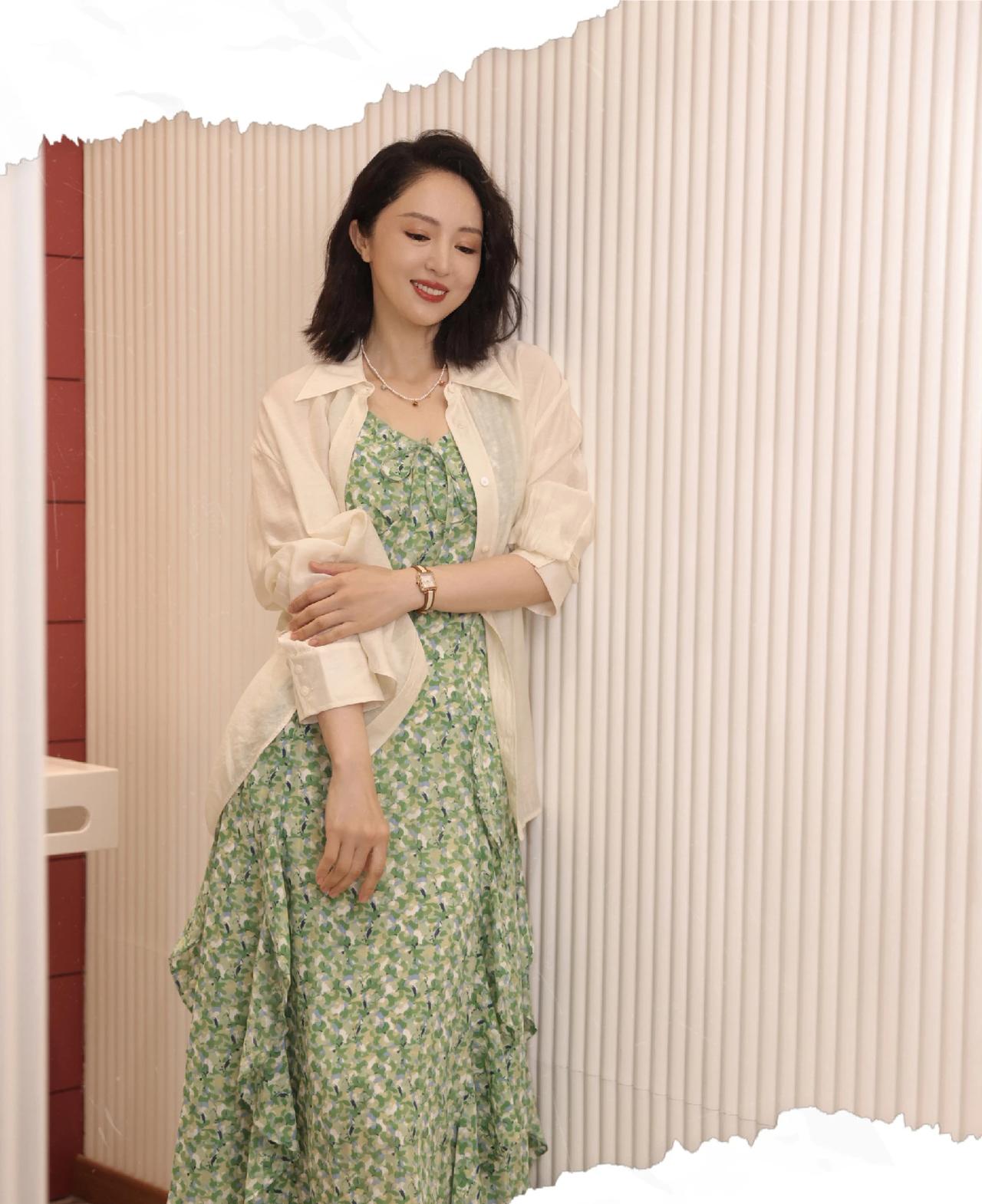 董璇这身初夏穿搭太美了，温柔有气质。绿色碎花连衣裙搭配白色衬衫，清新又甜美。普通