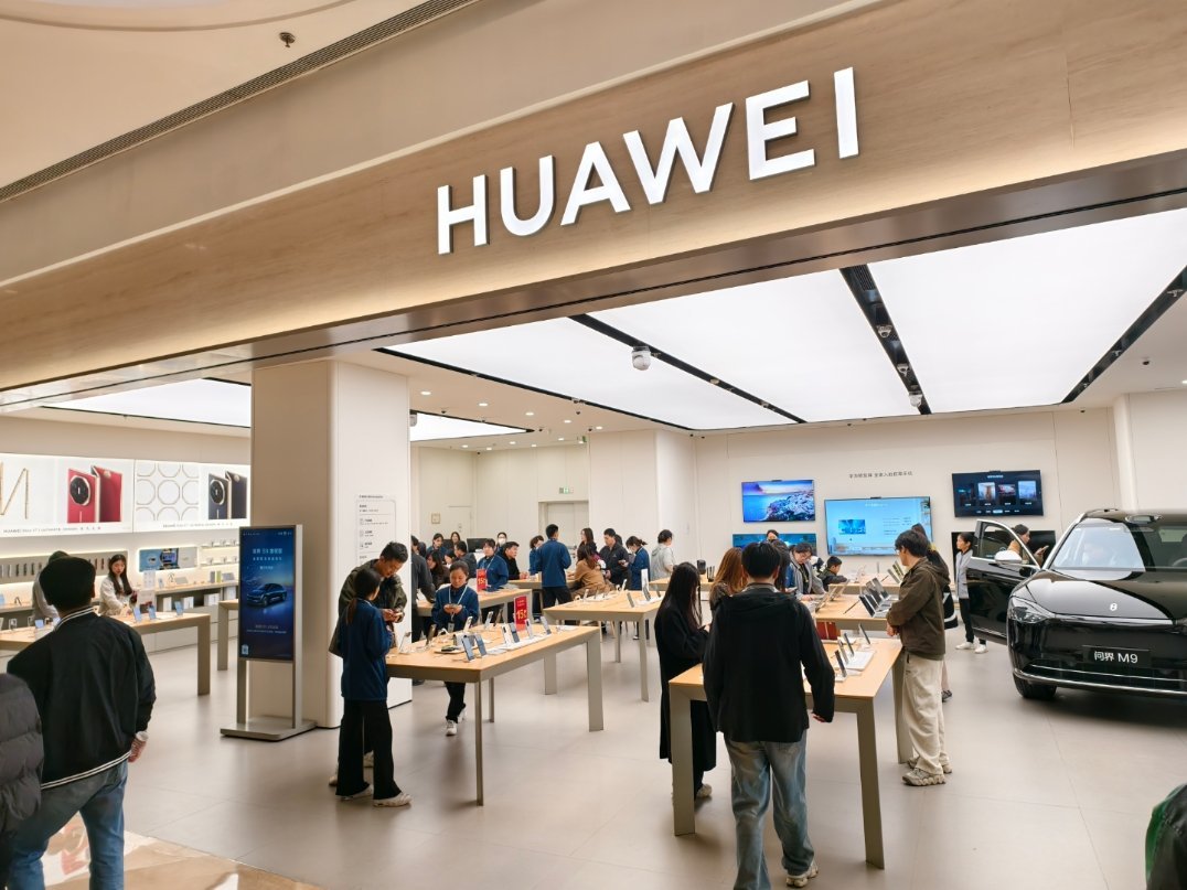 周末华为线下店真的太火了！我想体验一下PuraX 小姐姐们都排队上手把玩，三折叠