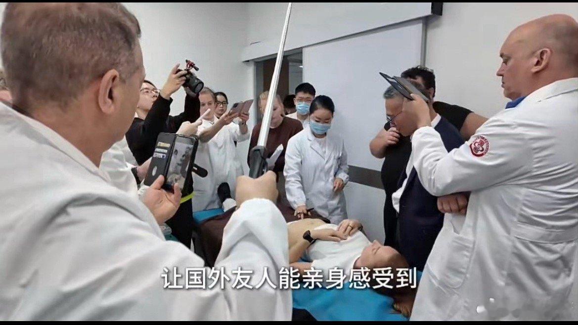 捷克学子跨洋求学看中国传统文化在台州出圈学子走进路桥博爱医院参与研学，体验针灸、