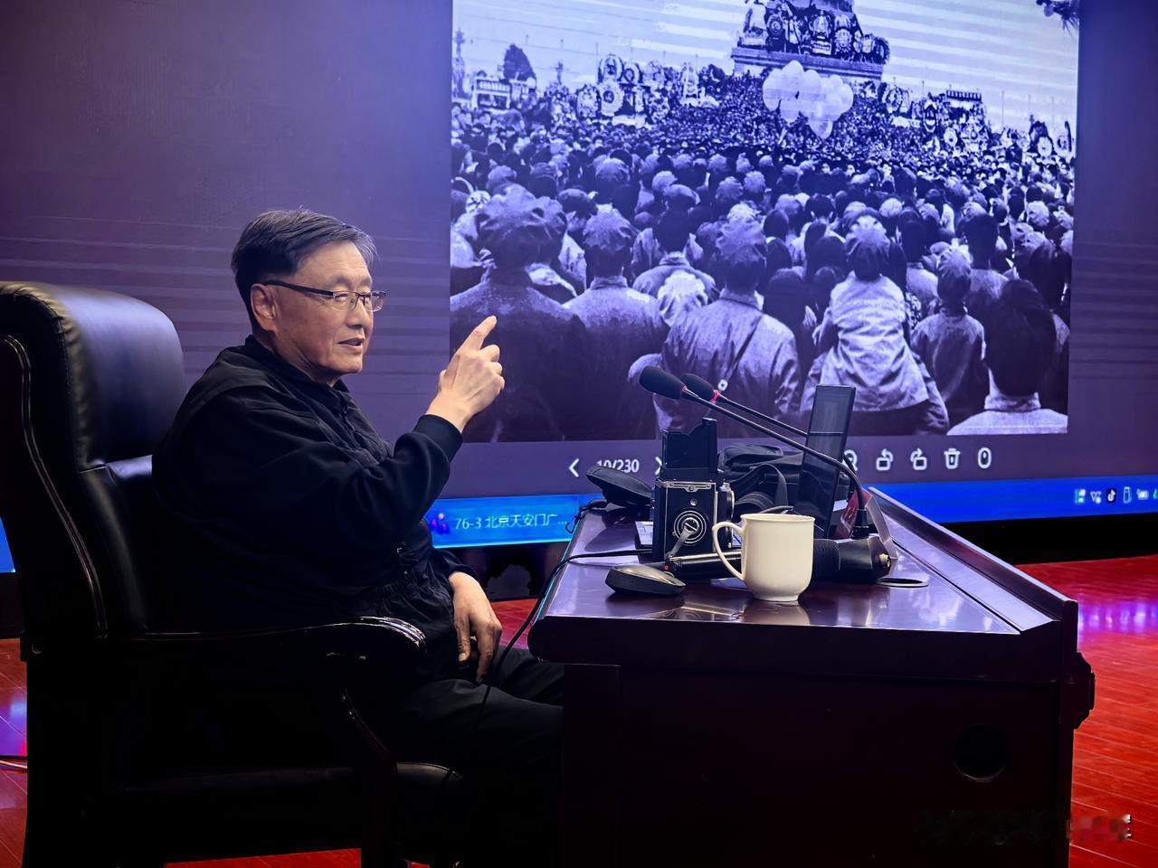 原中国摄影家协会副主席，著名摄影家王文澜莅临绵竹讲学，我在现场用手机抓拍了这张照