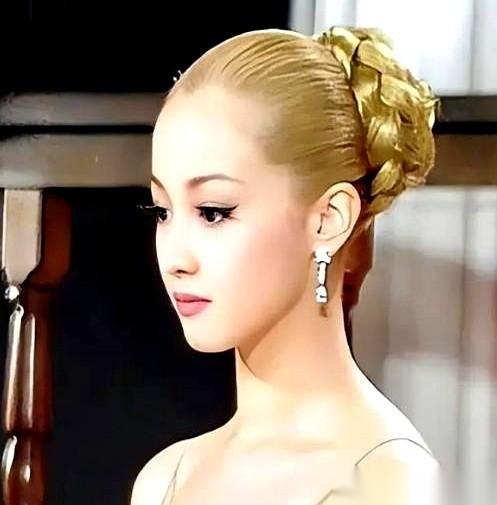 “一个月只能5次，多一次交50万！”
2009年，22岁的日本顶流女星泽尻英龙华