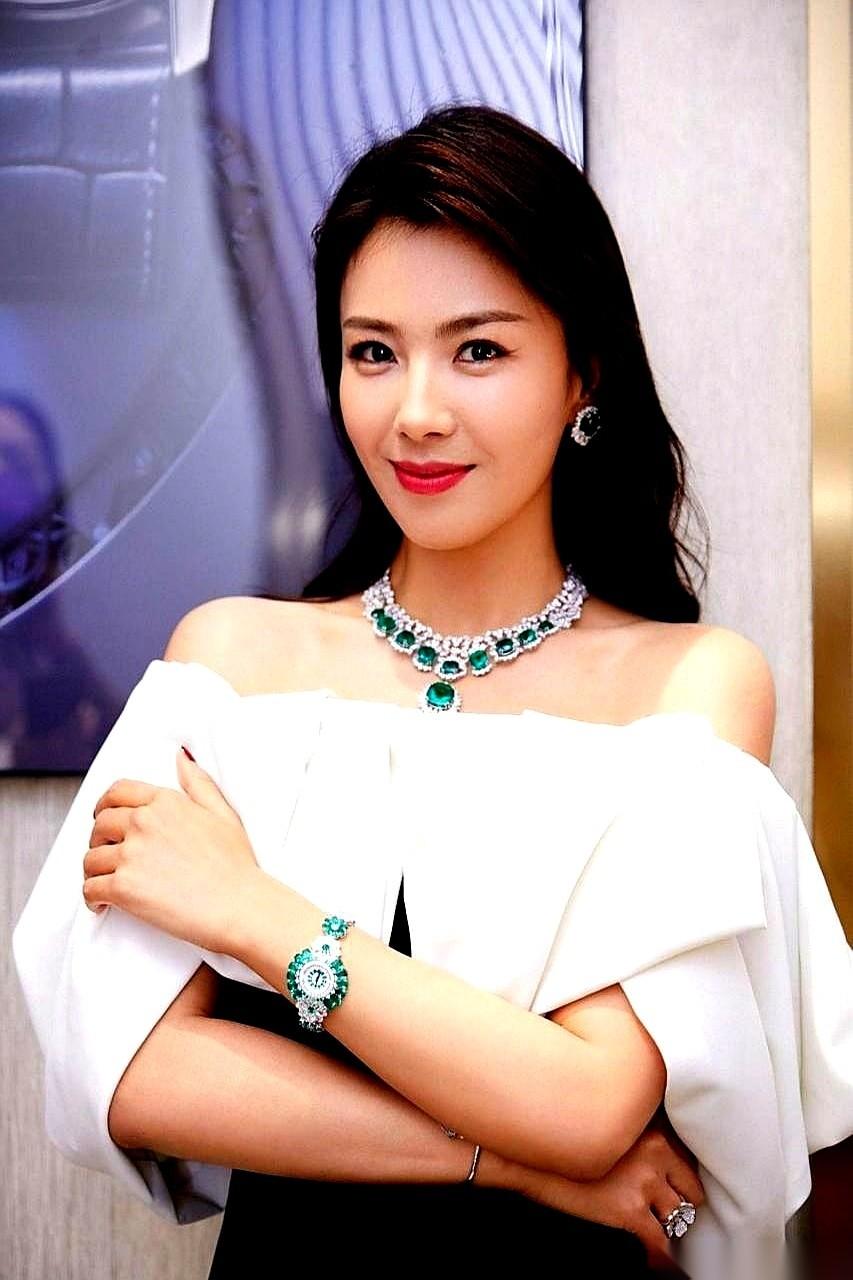 老公破产，欠了好几个亿，把离婚协议书都准备好了。
一般人，估计早就吓跑了。
刘涛