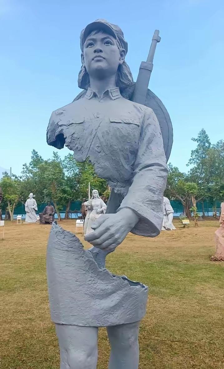 海口白沙门公园这个红军女战士雕塑，
真是看得人有点懵。
设计成穿着短裙、还断臂烂