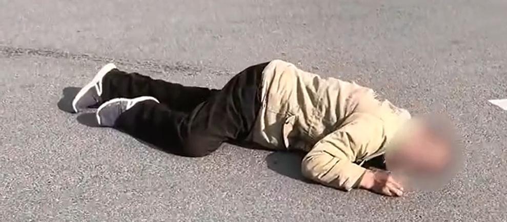 近日，陕西西安一个十字路口，一名男子突然晕倒在车流中。路过的滴滴网约车司机恰巧是