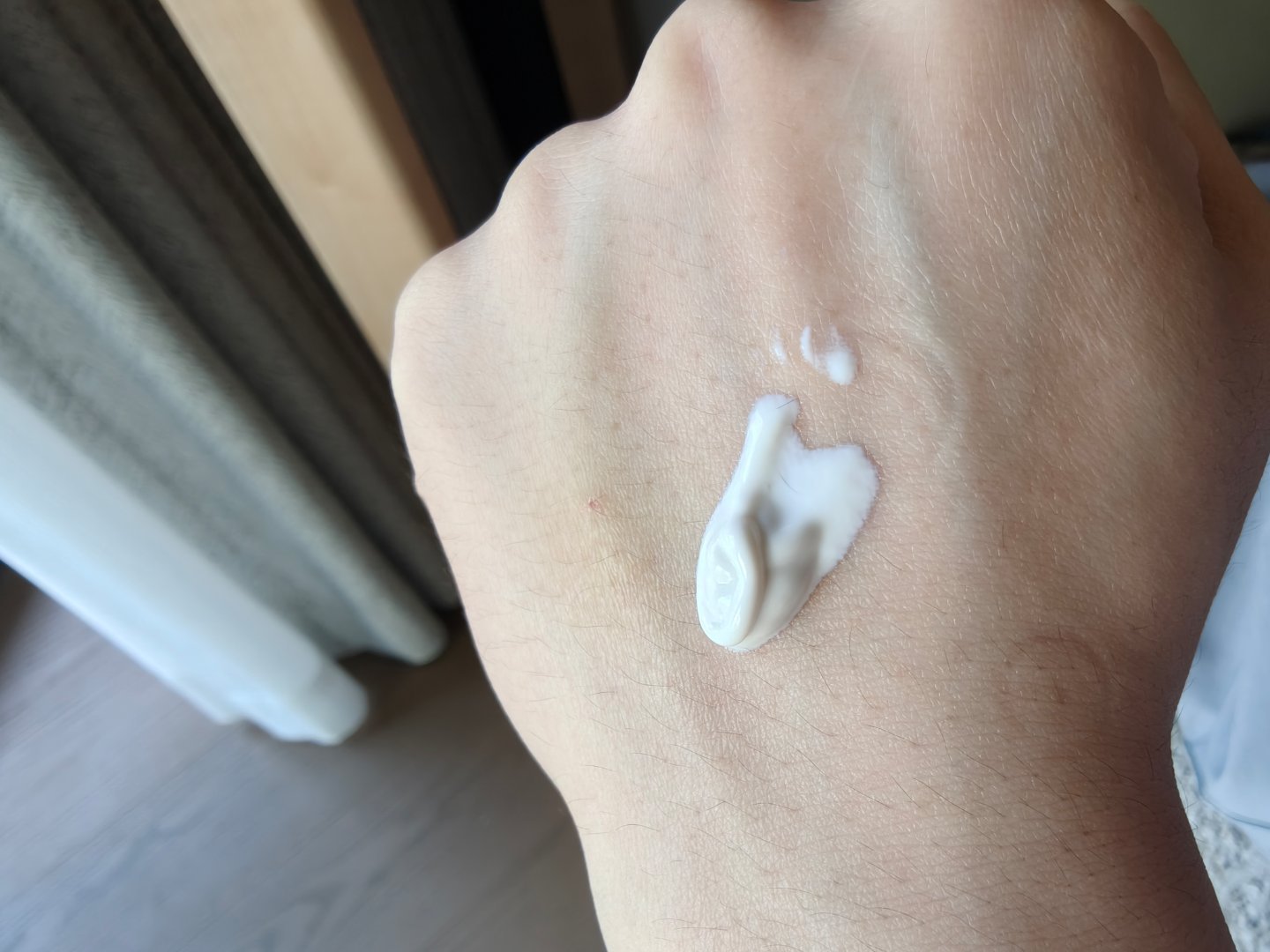 珀莱雅这个防晒未免也太好用了吧刚挤出来的时候我以为购物翻车了，死白中夹杂着灰，以