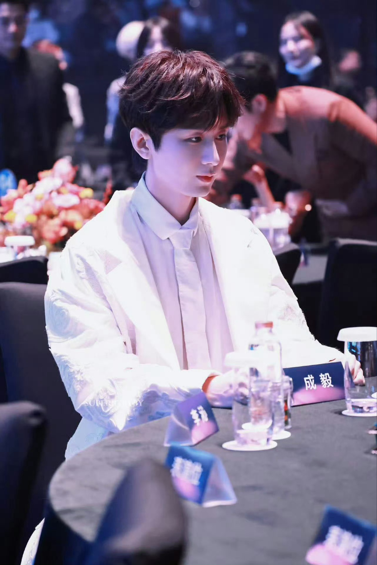 成毅尖叫之夜内场生图 成毅《2024爱奇艺尖叫之夜》内场生图来啦[好喜欢] 