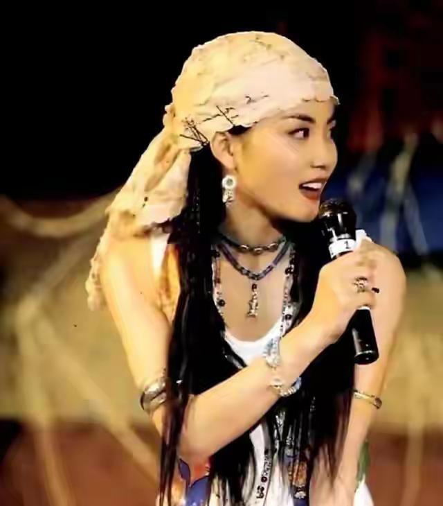 年轻时谁不爱看烟花？
柏芝把天空烧到通红，艳得让用户嗷嗷叫，可灰烬落一地，呛得谢