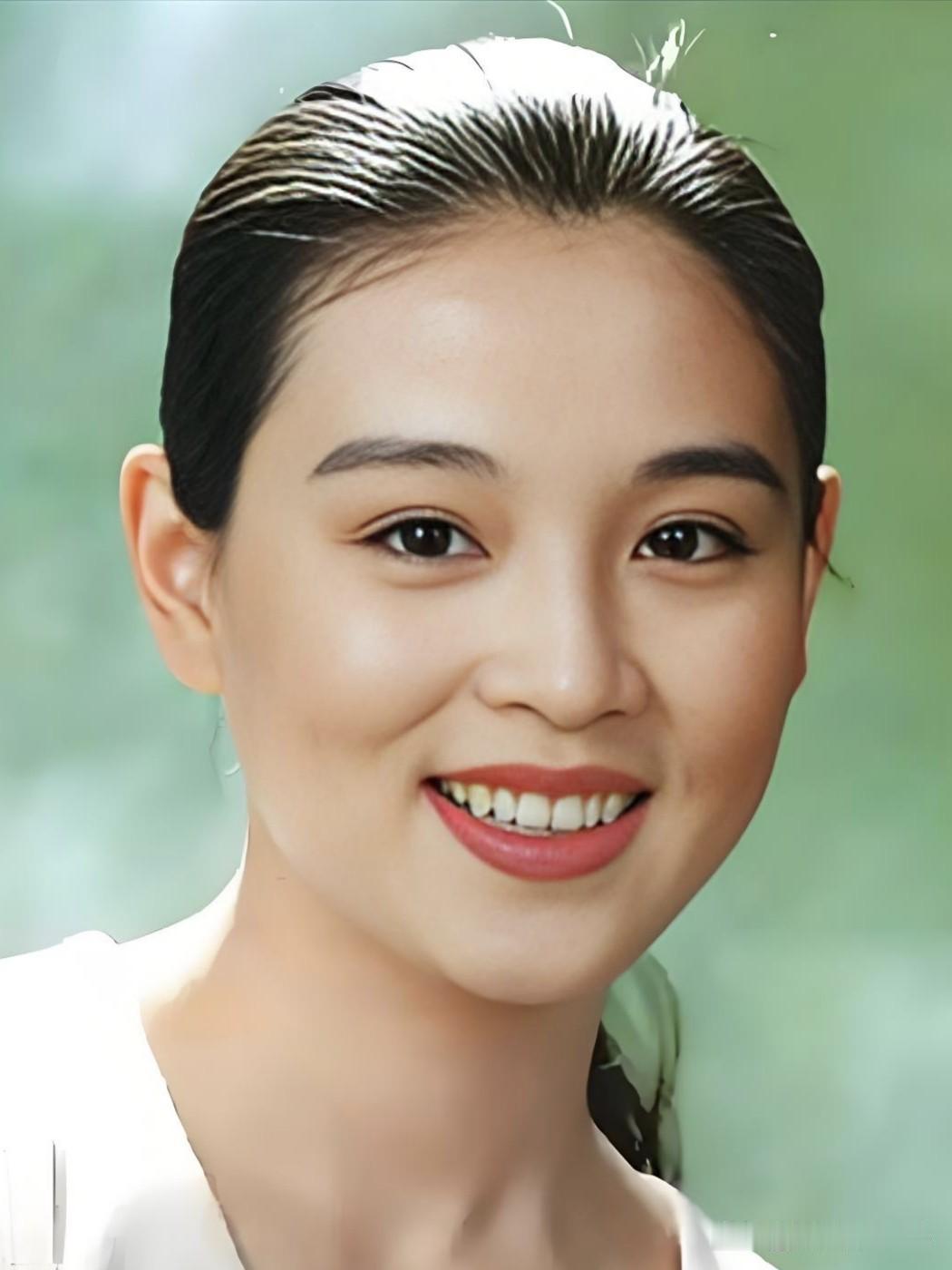 赵明明，90年代荧屏女神，一颦一笑皆是风情。《汉宫飞燕》中轻盈如燕，古典气韵浑然