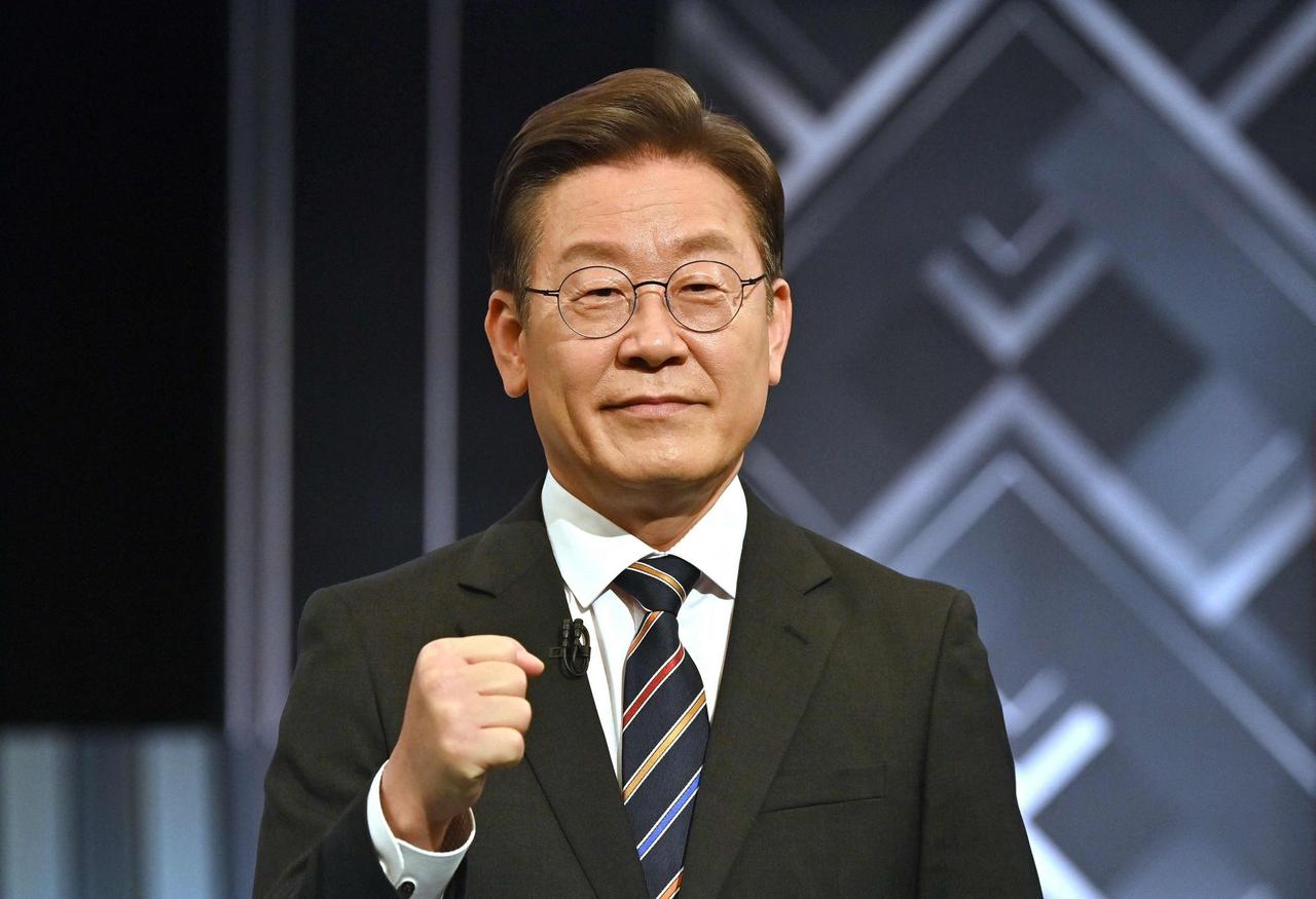#李在明绝食第19天因健康恶化被送医#这种搁我们古代叫“死谏”，人死了这种精神会