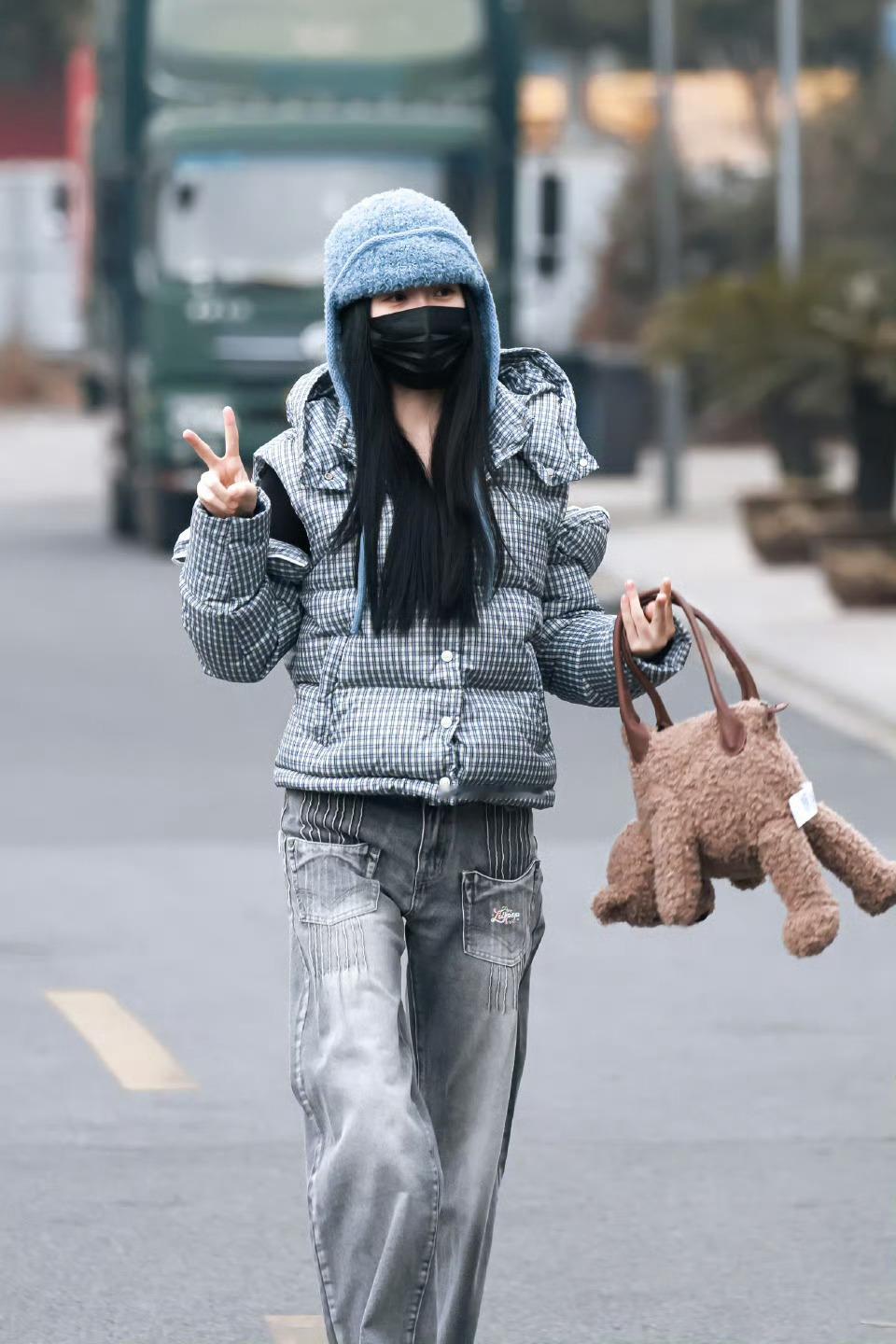 虞书欣格纹羽绒服灰色牛仔裤look虞书欣温暖系穿搭 虞书欣温暖系穿搭，是格纹羽绒