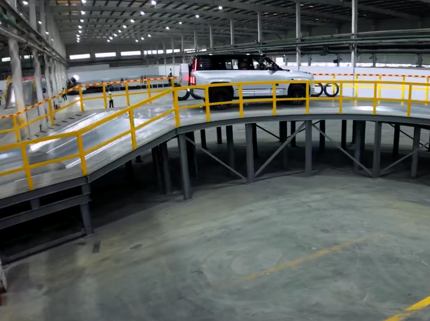 把山搬进厂里，听起来是有点疯狂。这就是比亚迪综合越野开发中心，这是一个专注于电驱