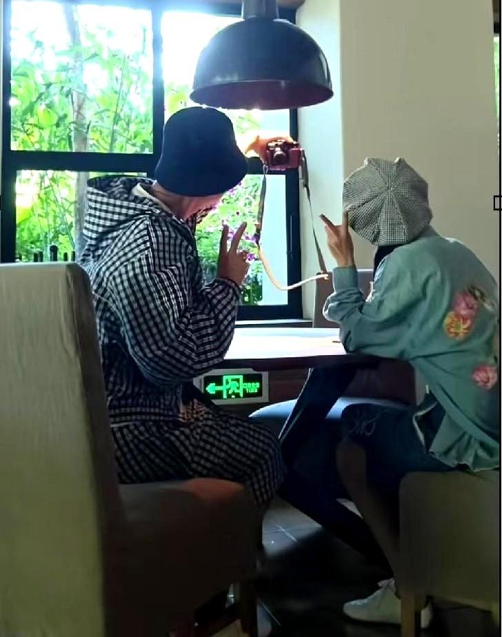 任重和孙骁骁，竟然已经悄悄结婚生女了。

520那天，任重把女儿交给岳母，拉着孙
