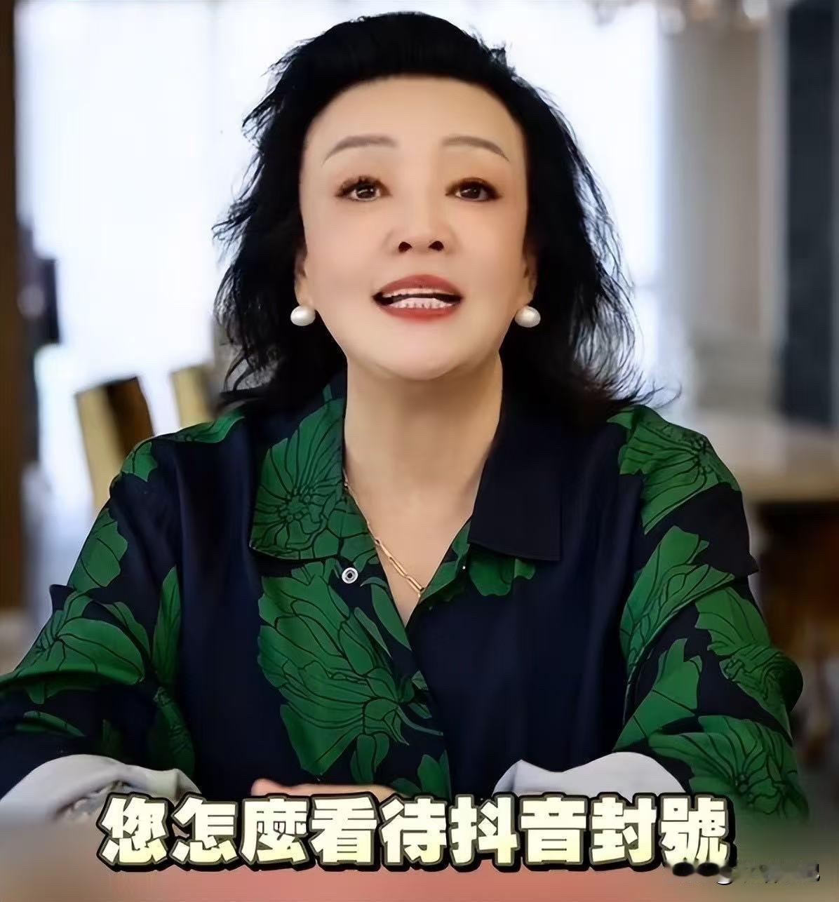 我一个远房表姨在兰姐家当过三年保姆，昨天喝下午茶她跟我说：直播间里怼天怼地的战兰