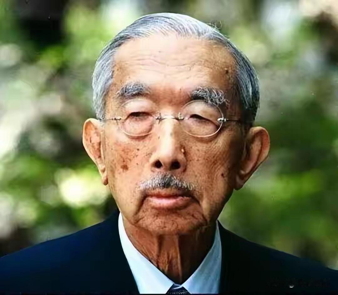 这张脸看起来耐人寻味，这是一张充满沧桑的老脸，上面已经布满了老人斑，说明这张脸的